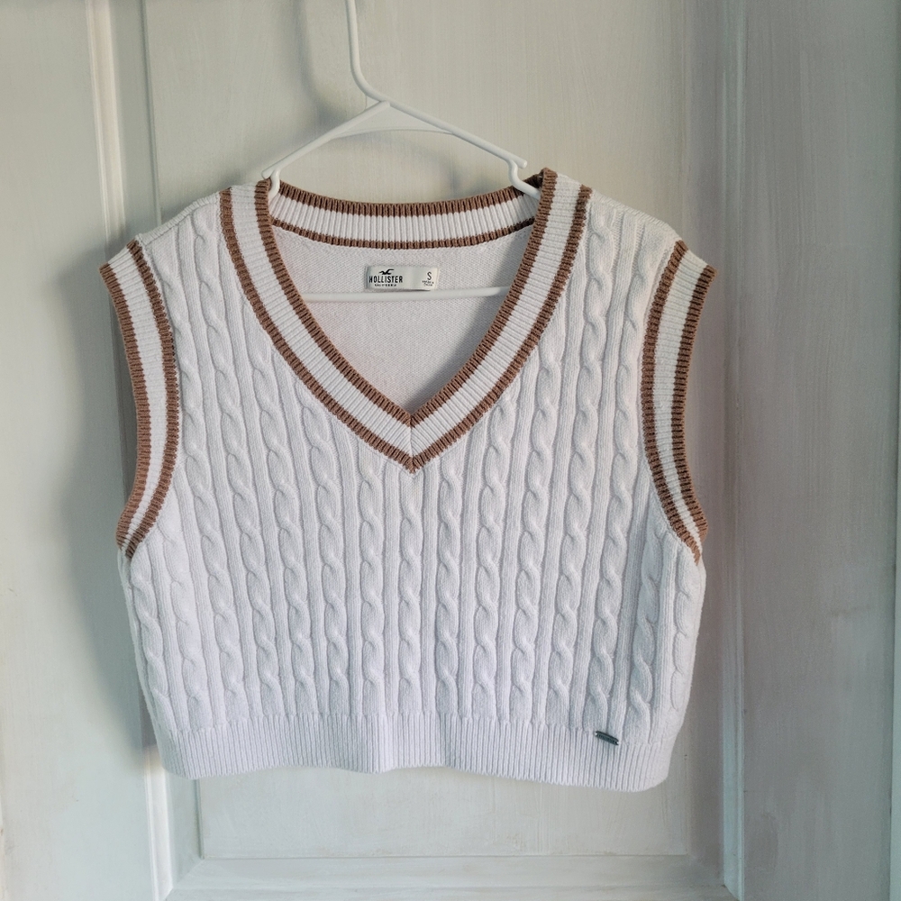 Hollister White Cable Knit Sweater Vest with Brown Trim, Small
